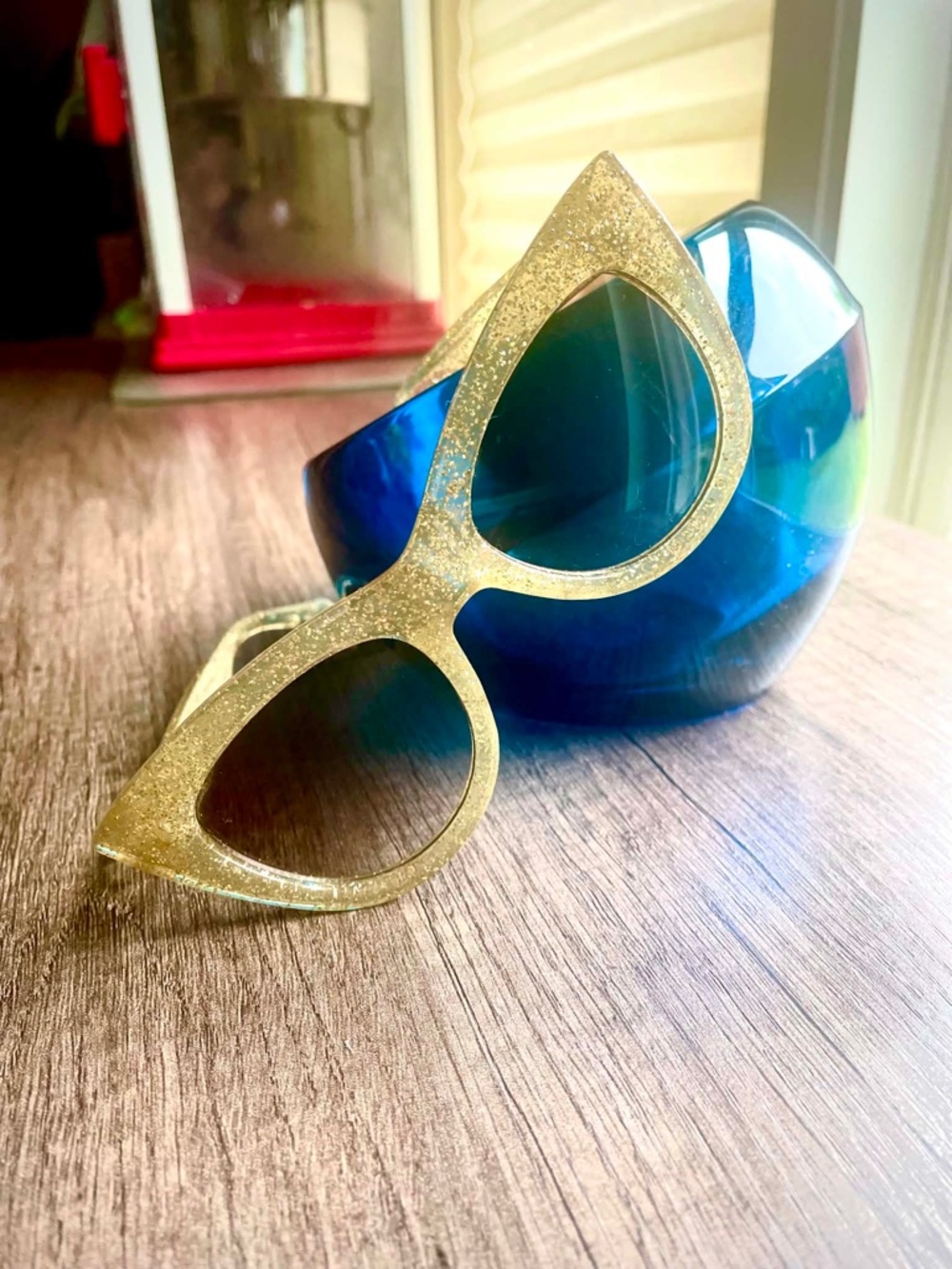 Vintage-inspired glitter gold cat-eye sunglasses Retro 1950s Glam